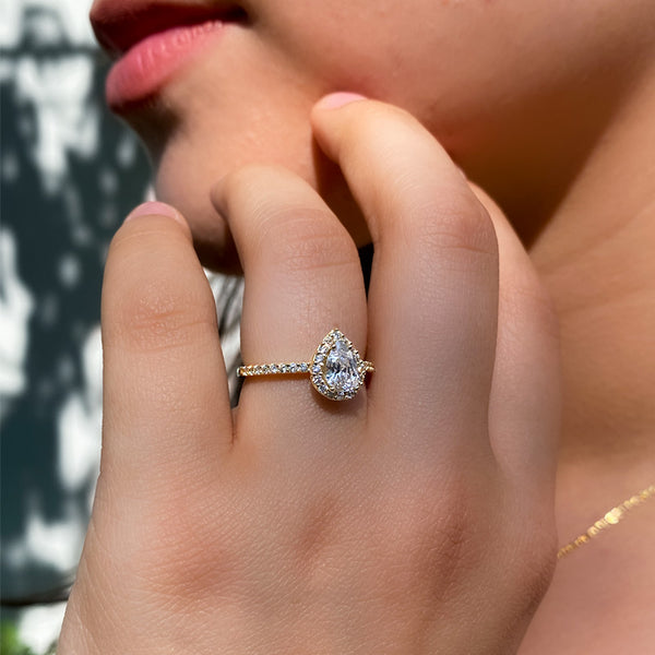 Anillo de compromiso 10K con zirconias