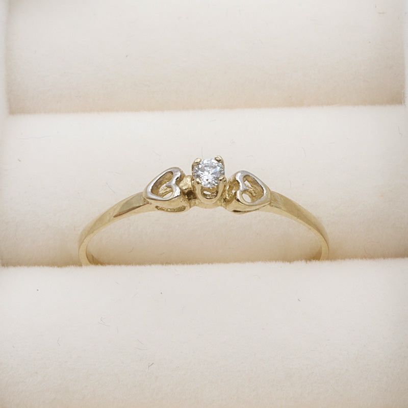 Anillo con zirconia y corazones 10k