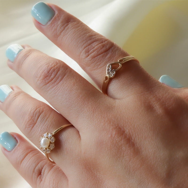 Anillo con perla y zirconias 10k